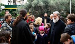 Φύτευση του περιβόλου της Αγίας Γλυκερίας από τα παιδιά και τον Επίσκοπο